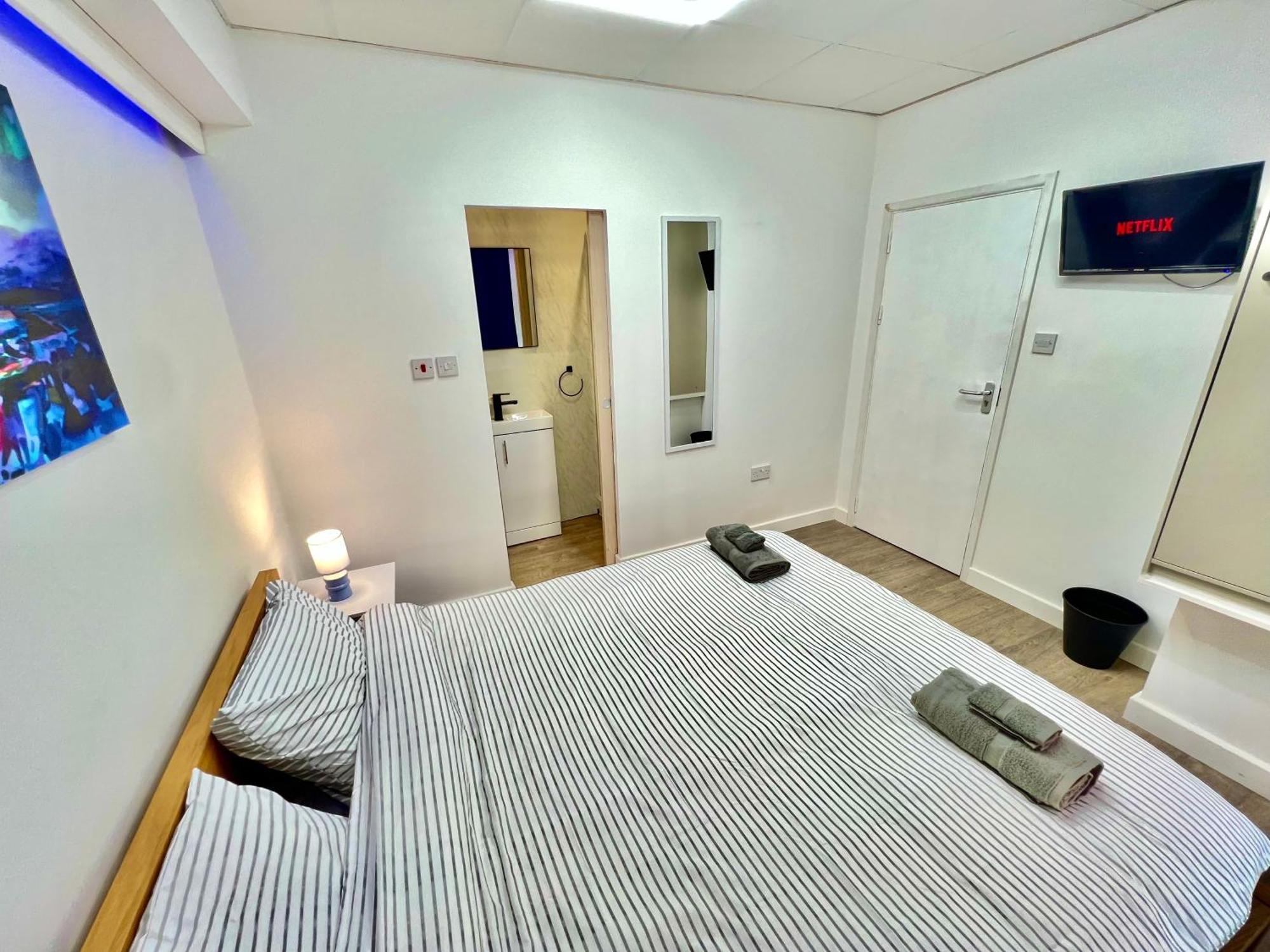 Lux Super King Private Bath Mediacity, Mufc, Salford * Манчестер