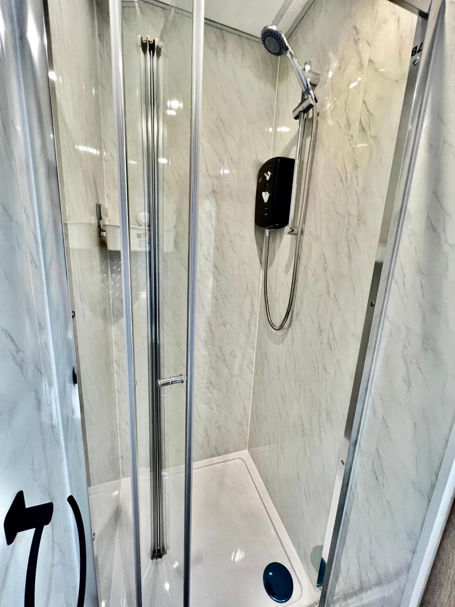 Lux Super King Private Bath Mediacity, Mufc, Salford * Манчестер